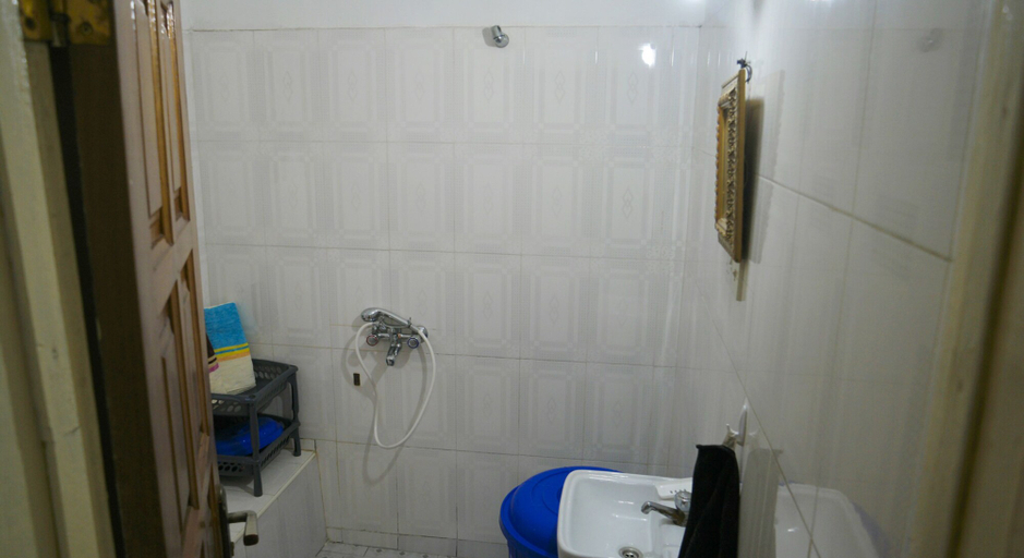 Bathroom 3, CozyStopover, Accra