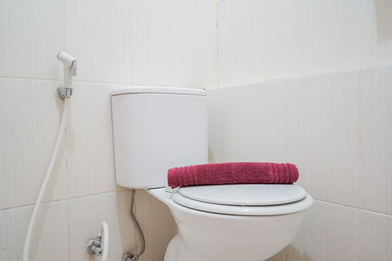 Bathroom 5, Stylish and Posh Studio Green Lake View Apartment By Travelio, Tangerang Selatan