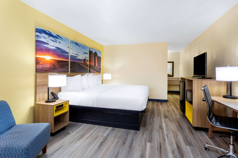 Bedroom 3, Days Inn & Suites by Wyndham Clovis, Curry