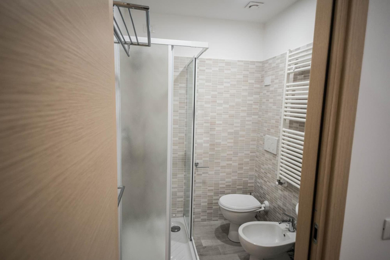 Bathroom 4, 5 Terre Lodge, La Spezia