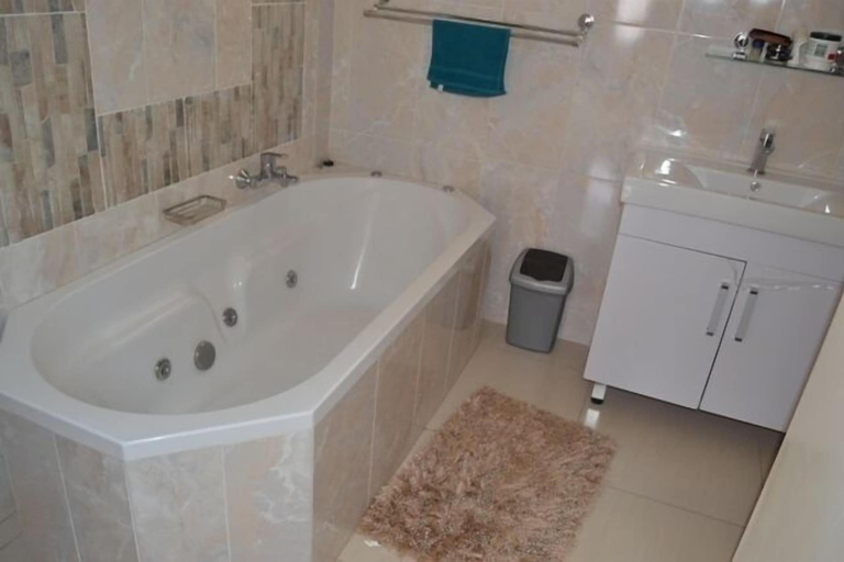 Bathroom 3, Ebuhleni Guest Lodge, Bulawayo