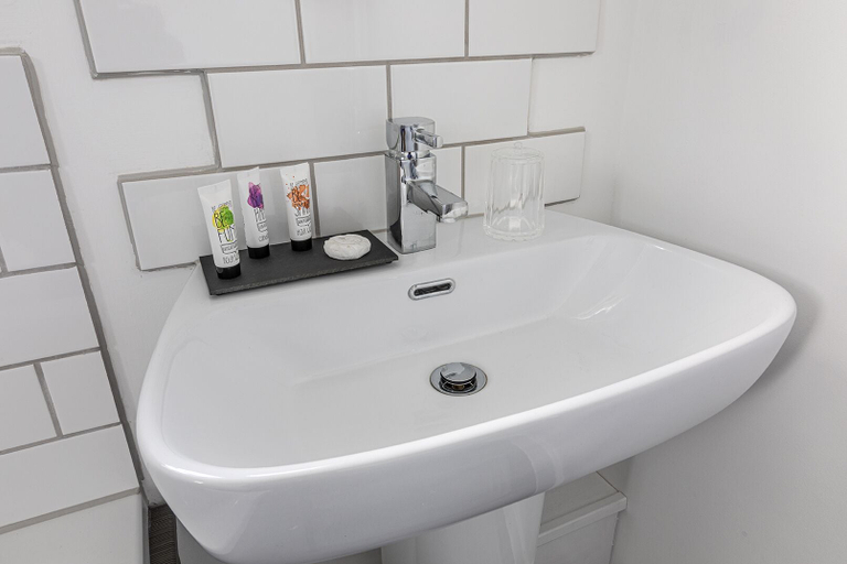 Bathroom 2, The Sleep-Inn Hare, Kent