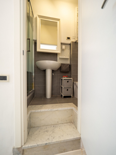 Bathroom 4, Bella Vernazza, La Spezia