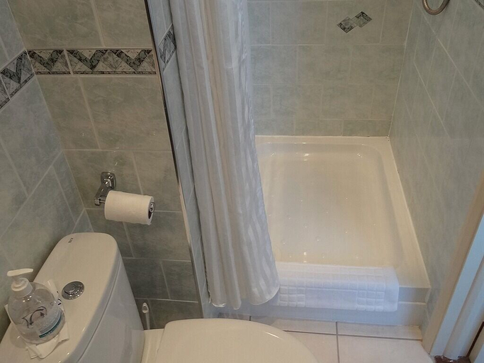 Bathroom 3, Chudleigh Hotel, Essex