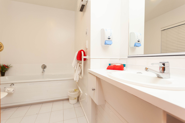 Bathroom 4, Cascades Lakefront Motel, Taupo