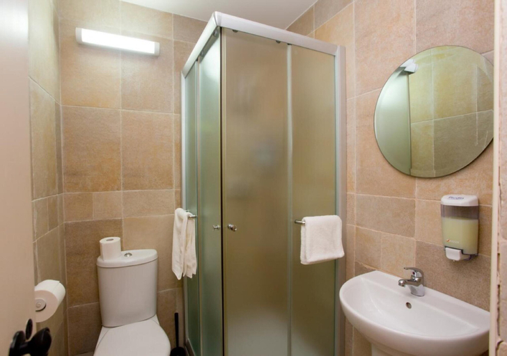 Bathroom 5, Shongas Inn