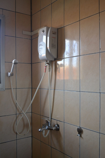 Bathroom 3, Hotel de Malte, Menoua