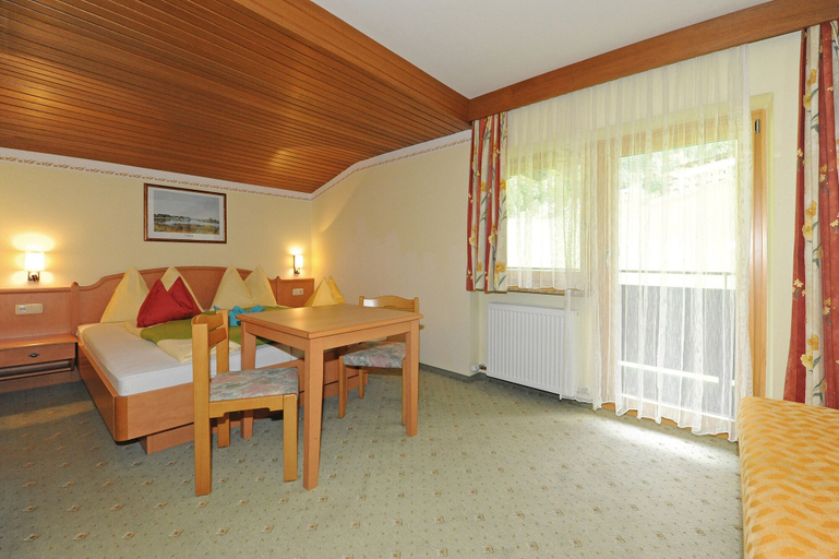 Bedroom 4, Bike & Ski Hotel Unterellmau, Zell am See