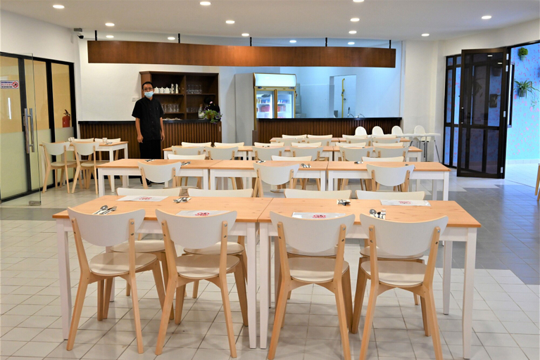 Food & Drinks 5, The Pines, Raub