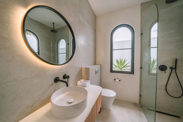 Bathroom 1, Villa Sundar Estate: Tropical 3BR Villa in Umalas, Badung