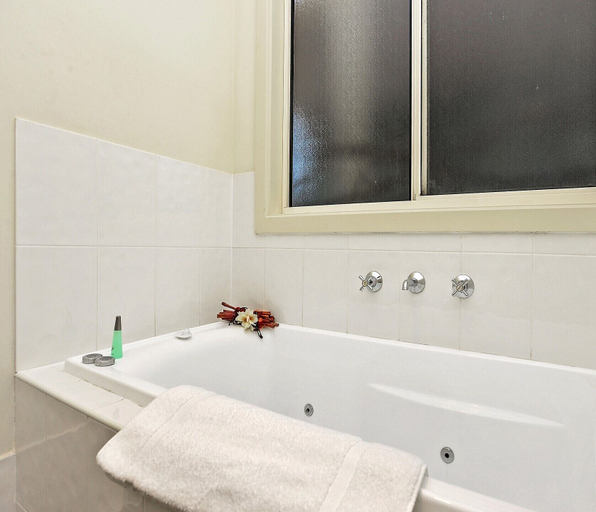 Bathroom 3, McLaren Vale Studio Apartments, Adelaide