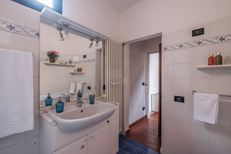 Bathroom 5, Porcellana Apartment, Florence