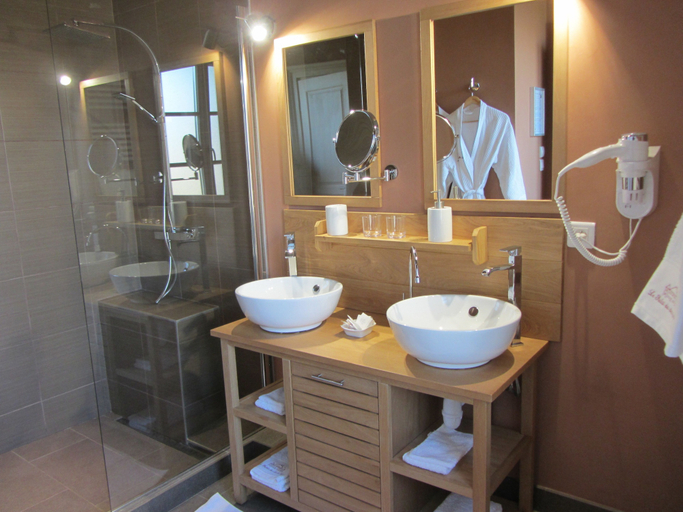 Bathroom 5, Le Relais des Deux Tours, Doubs