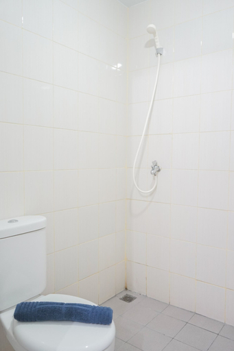 Bathroom 5, Cozy Studio Apartment at Ayodhya Residences By Travelio, Tangerang