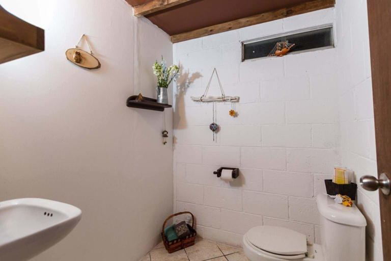 Bathroom 3, Tamarindo Guest House, Antigua Guatemala