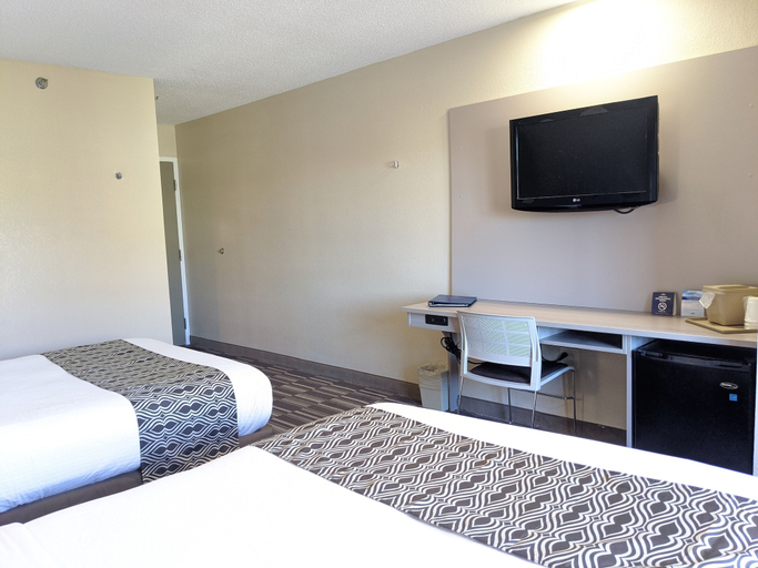 Bedroom 5, Microtel Inn by Wyndham Georgetown, Scott