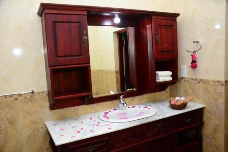 Bathroom 4, Centauria Hill Resort, Ratnapura