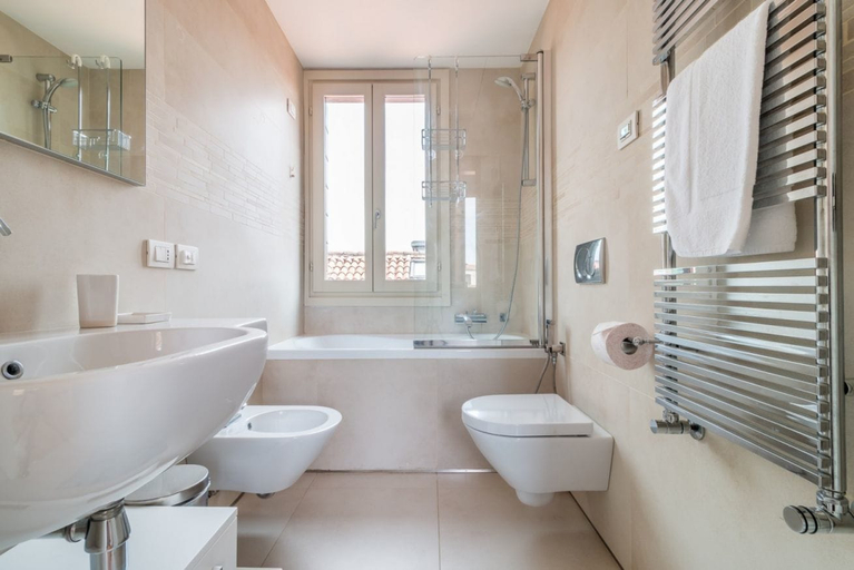 Bathroom 3, Carmini Canal View and Balcony with Lift, Venezia