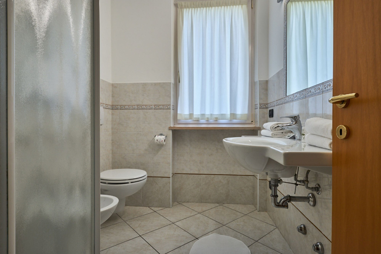 Bathroom 4, Villaggio Turistico Lugana Marina, Brescia