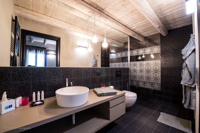 Bathroom 4, Podere La Torre, Vicenza