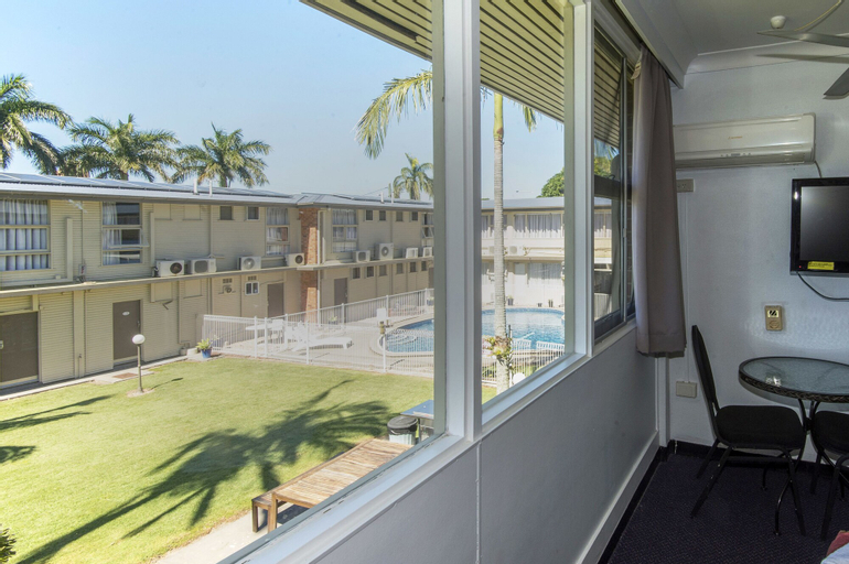 Exterior & Views 8
