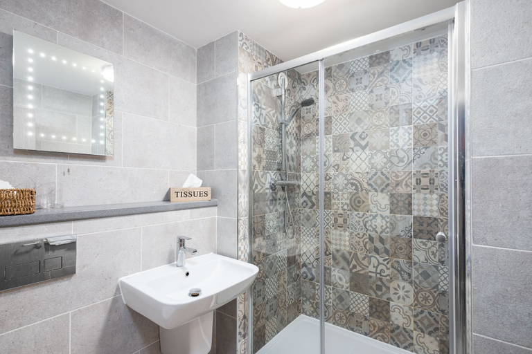 Bathroom 3, The Worlds End, Northamptonshire