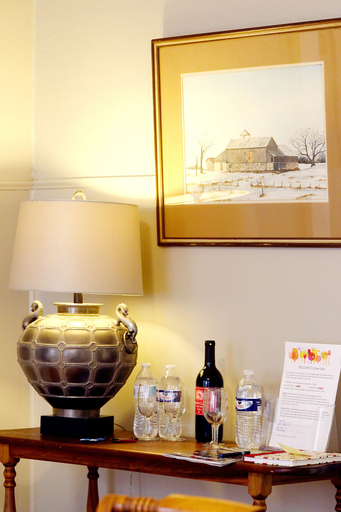 Food & Drinks, Titletown BNB, Brown