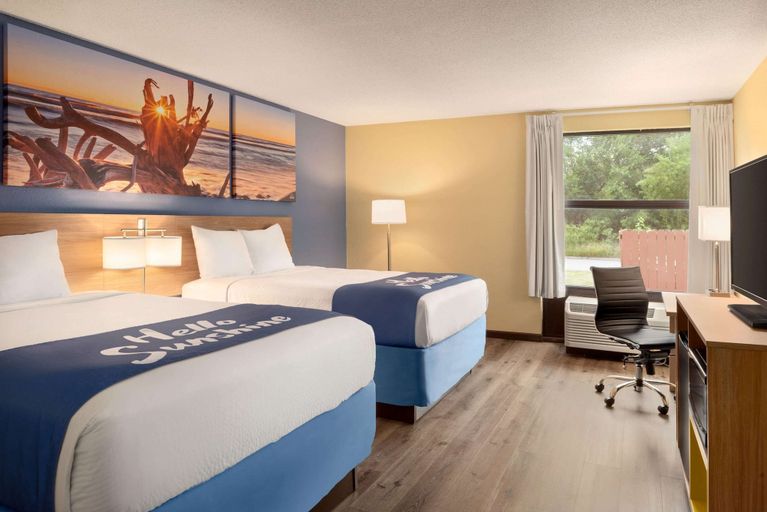 Bedroom 3, Days Inn & Suites by Wyndham Merrillville, Lake