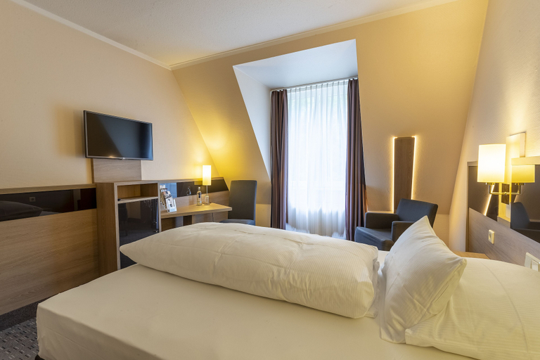 Bedroom 3, Parkhotel Berghoelzchen, Hildesheim