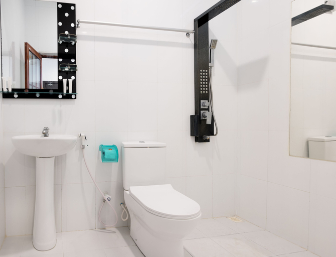 Bathroom 5, Athiriveli
