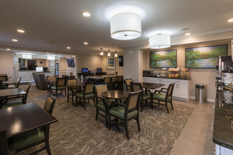Food & Drinks 5, Baymont by Wyndham Detroit Airport/Romulus, Wayne