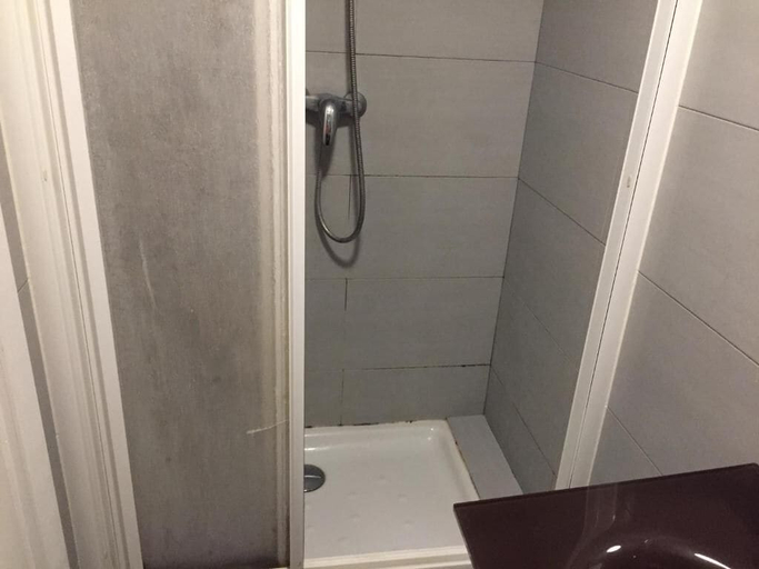 Bathroom 3, Pension Casa De Barca, Barcelona