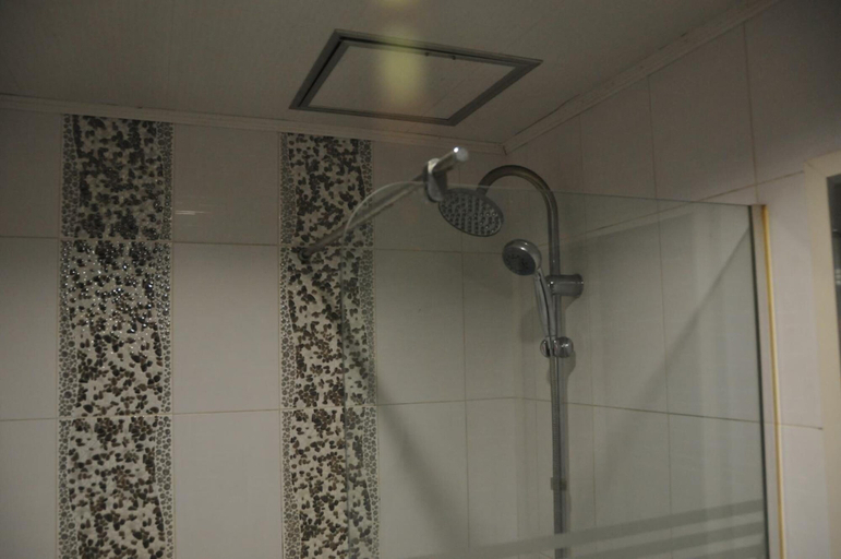 Bathroom 4, Motel Daeha, Gwang-jin