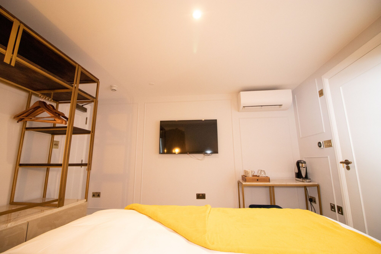 Bedroom 2, Three Falcons Hotel, London