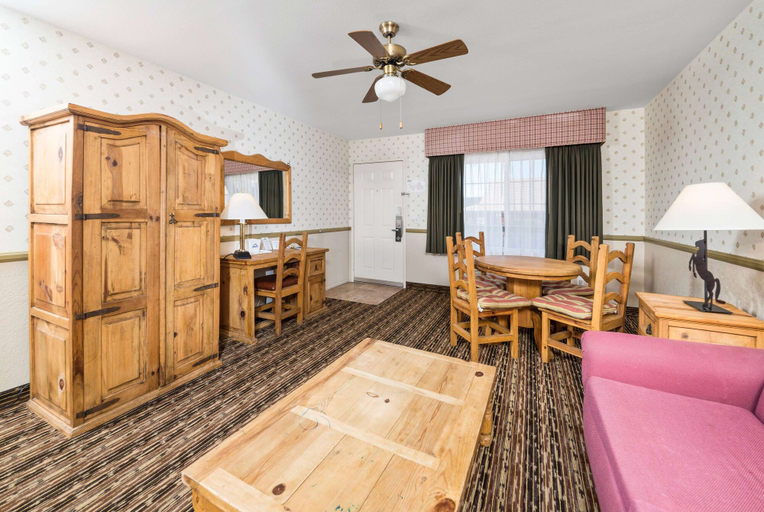 Bedroom 3, Days Inn by Wyndham Lebec, Kern