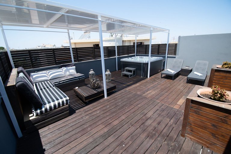 Exterior & Views 16