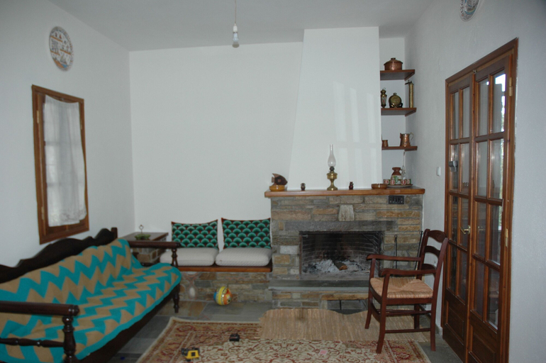 Living area 5, Split-level house in East Pelion, Thessaly