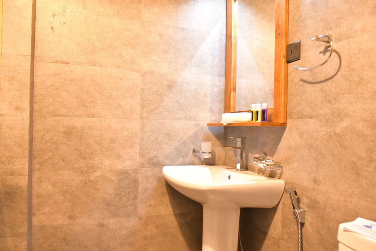 Bathroom, Athgira River Camp, Embilipitiya