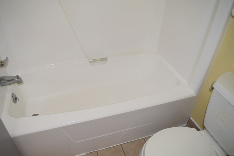 Bathroom 4, White Oaks Motel Pennsville/Carneys Point, Salem
