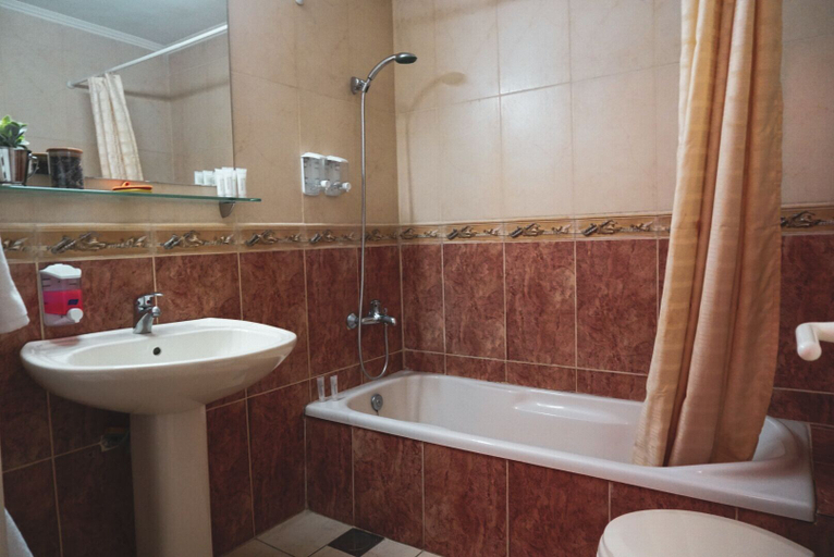 Bathroom 3, Mountain View Cedars, Bcharre