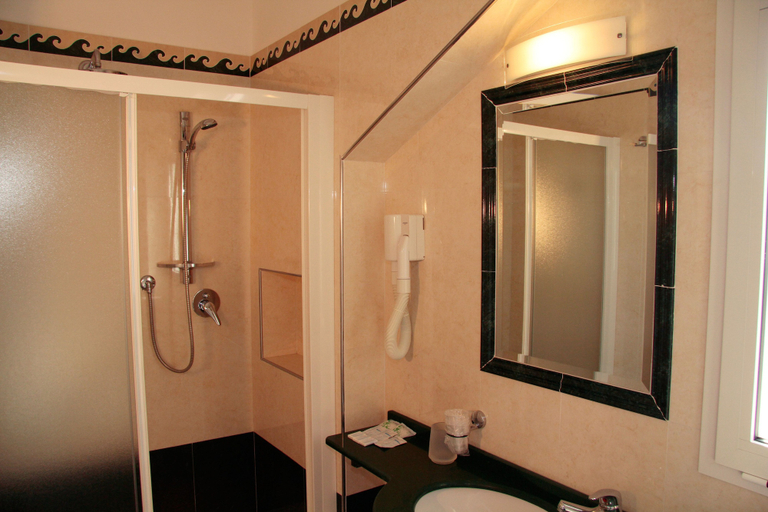 Bathroom 4, Hotel Bellevue, Rimini
