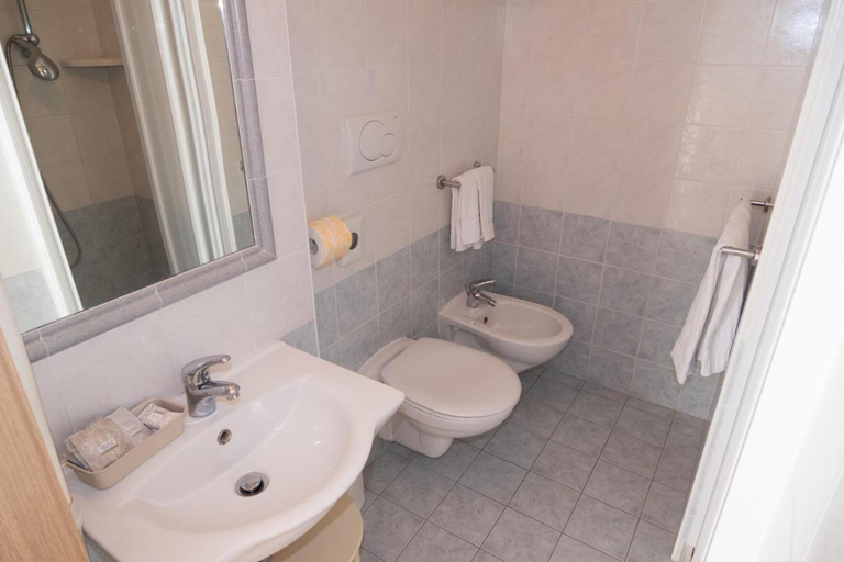Bathroom 3, Hotel Cormoran, Rimini