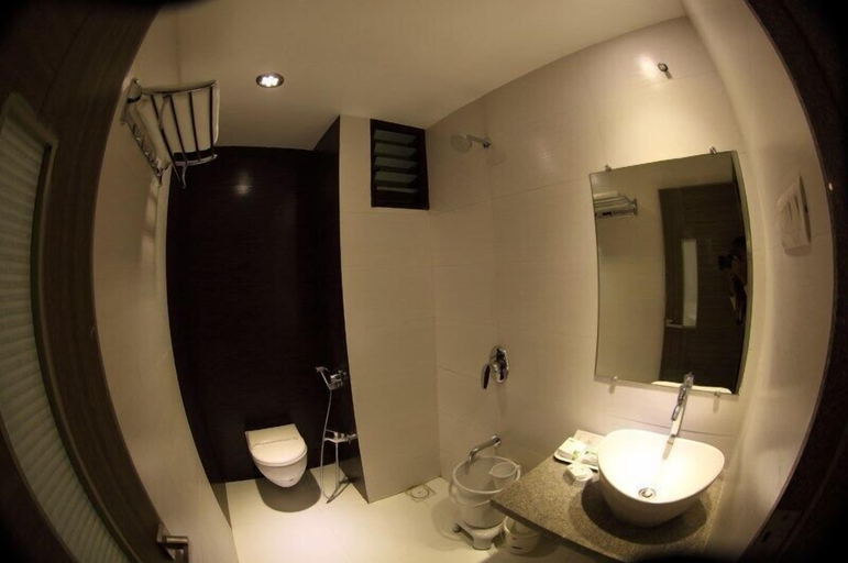Bathroom 3, Pearl Hotel & Banquets, Ahmadabad