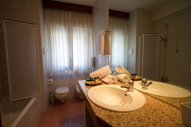 Bathroom 4, Hotel Corona, L'Aquila