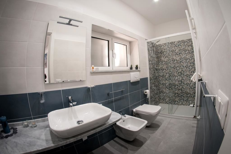 Bathroom 2, Al Centro Storico, Catania