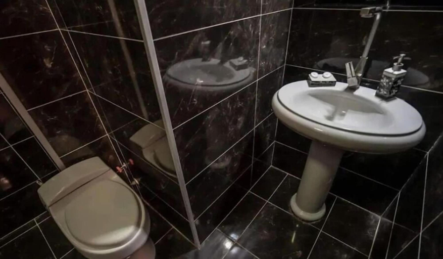 Bathroom, Apartment on Tsinamdzgvrishvili St., Tbilisi