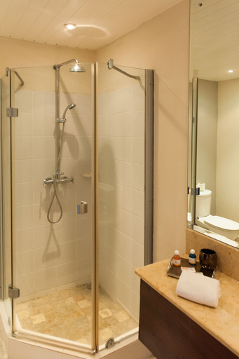 Bathroom 5, Villas Caroline, Black River