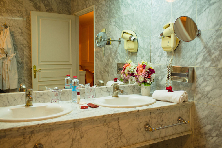 Bathroom 5, Hôtel Colbert Palace, Analamanga