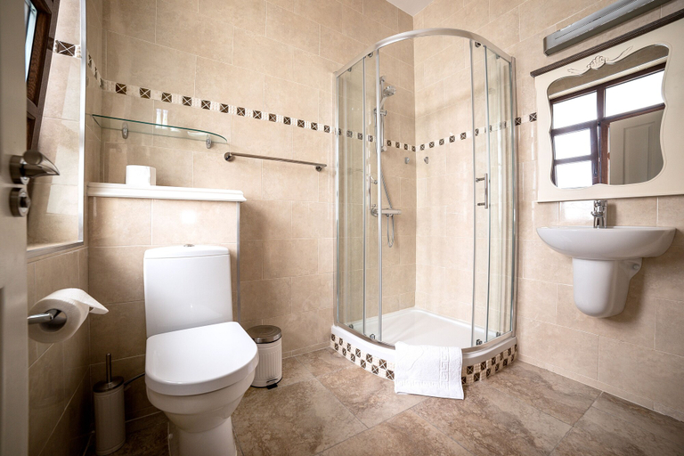 Bathroom 3, Frontier Europe Hotels Group, Siret