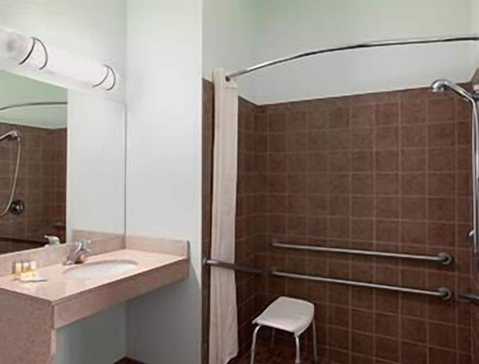 Bathroom 4, Days Inn & Suites by Wyndham Columbus NE, Platte